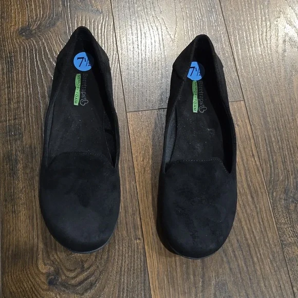 Gently used slip on Baretraps flats. - Picture 2 of 6